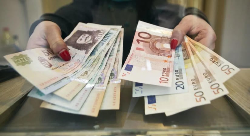 Rossz hír a pénzünkről: Gyengülni kezdett a forint reggel, ezeken a szinteken jár az euró és a dollár