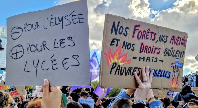 Szóviccek, rímek, rigmusok – kevesen tudnak olyan kreatívan tüntetni, mint a francia diákok