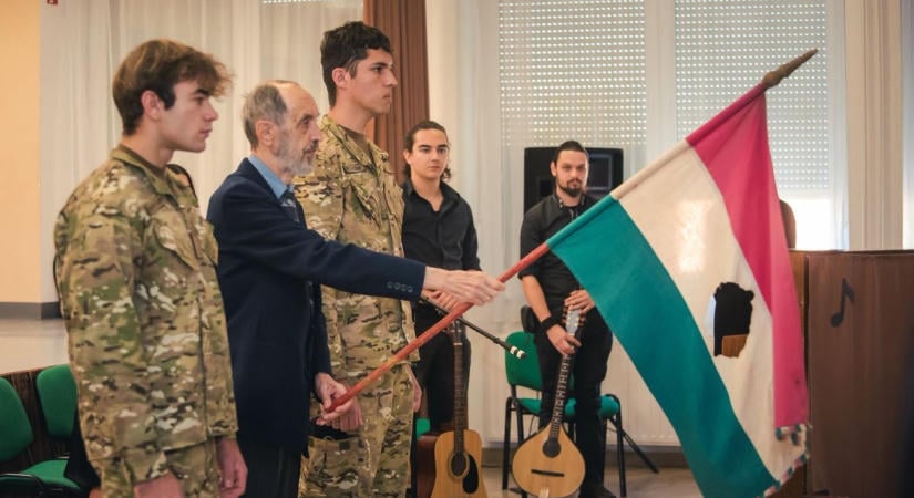 Vörös zászlóba rejtve maradt fenn a forradalom lobogója