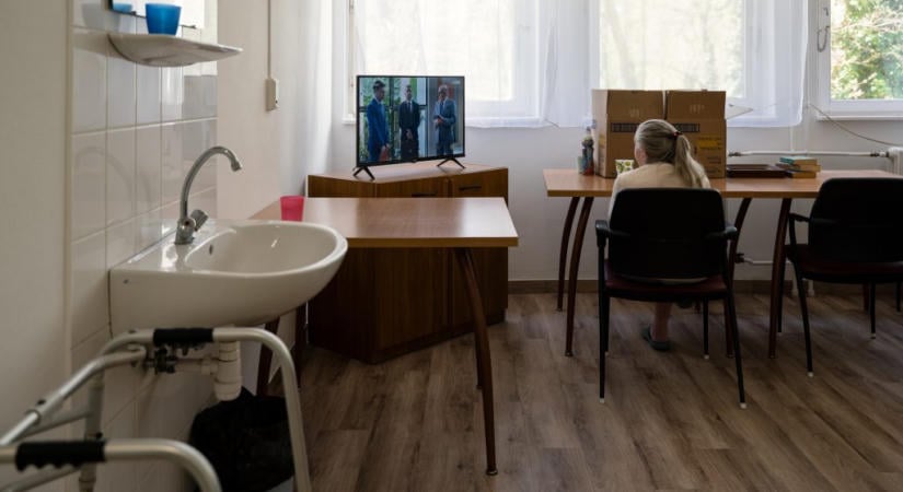 Egy megyeszékhelynyi idős ember vár bejutásra