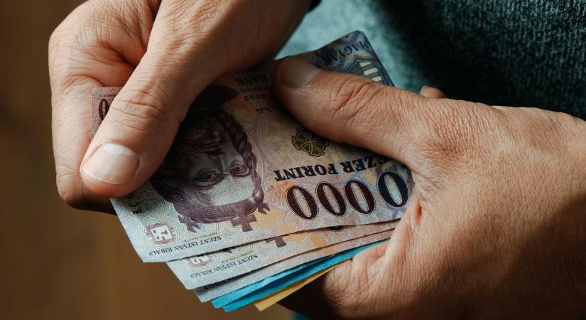 Közel 50 000 forint munkavállalónként: Megnyílt az út a bérkompenzáció előtt