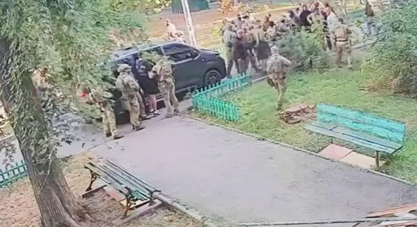Így esett egymásnak két ukrán titkosszolgálat Kijevben, a nyílt utcán (VIDEÓ)