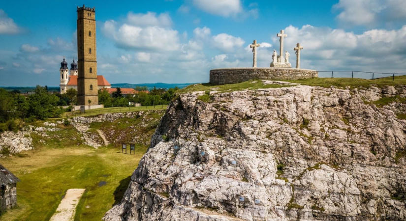 6000 éves bányát és 150 millió éves fosszíliákat is rejt: 10 érdekesség a tatai Geológus Kertről