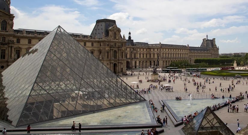 Két ismeretlen férfi megkerülte a Louvre biztonsági rendszerét, és megrongálta azt a termet, ahol a Mona Lisa van