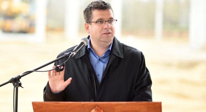 Kezdeményezte az ügyészség Hankó Balázs és Seszták Miklós mentelmi jogának felfüggesztését