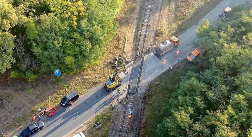 Autósok, figyelem: október 11-ig lezártak egy vasúti átjárót a 6-oson