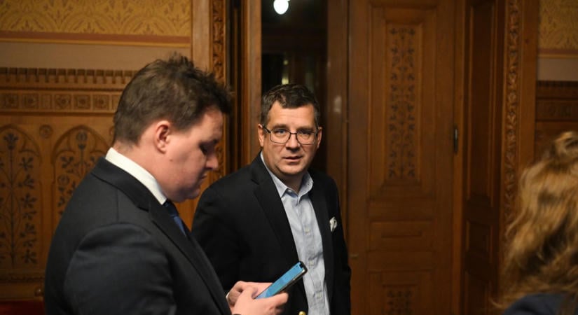 Mentelmi jogának hivatalos kiadása előtt vehette őrizetben az NVVH Seszták Miklóst