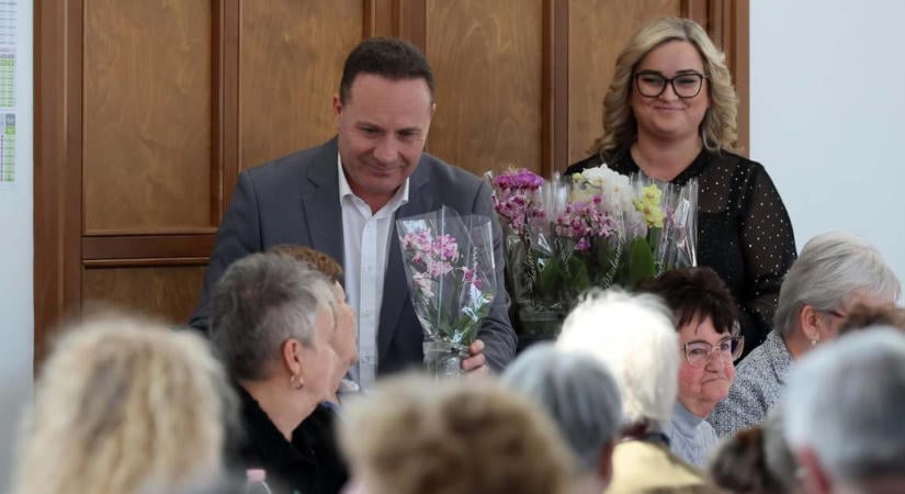 NKA-pénzből tartott nőnapon kampányolhatott Takács Árpád Kétegyházán