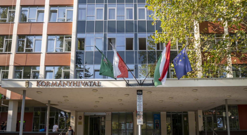 Meghalt az ipari alpinista, aki lezuhant a kormányhivatal tetejéről Szegeden