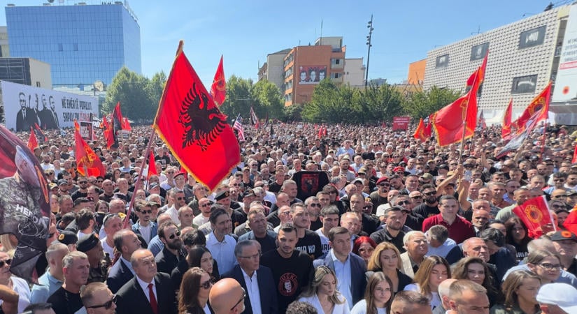 Több ezren tüntettek Pristinában a volt UÇK-vezetők elítélése miatt