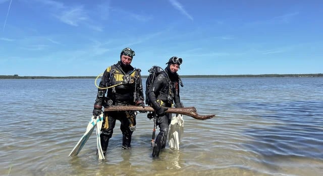 Búvárok és robotok fedezték fel egy kőkorszaki faépítmény maradványait