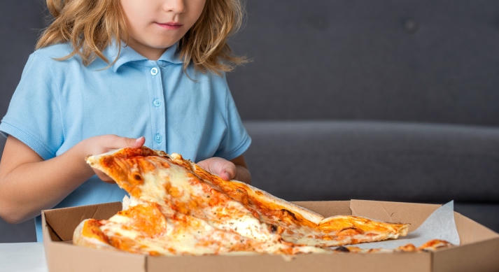 Pizzás csomagolásokkal támogatják a gyermekkori rákkutatást