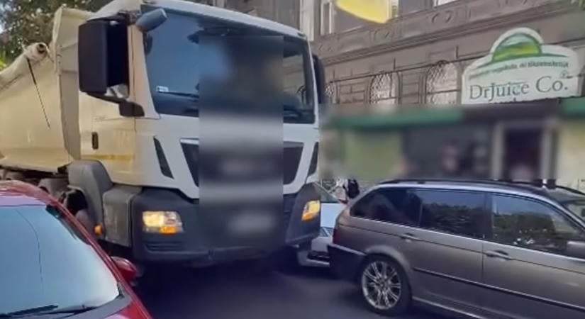 Nem fért el a billencses Zuglóban: megrongálta a parkoló BMW-t – videó