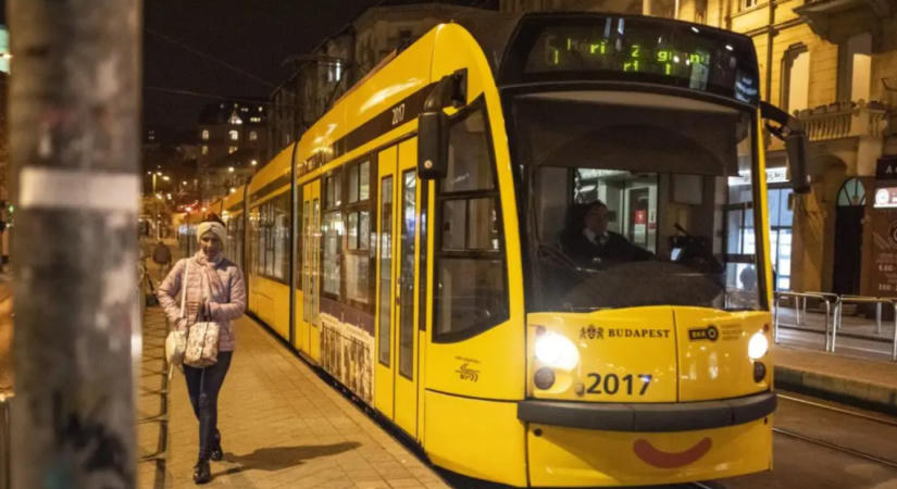 Kidobott a 4-6-os villamosból egy zavartan viselkedő nőt a BKV-ellenőr