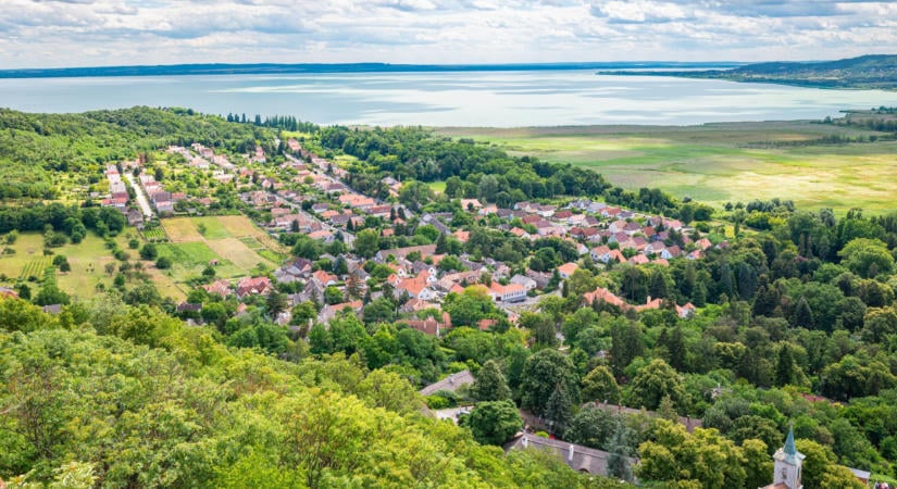 Ennyiért már nem kell a balatoni nyaraló? Megjött a 43 százalékos pofon, Győrben viszont elszabadult a piac