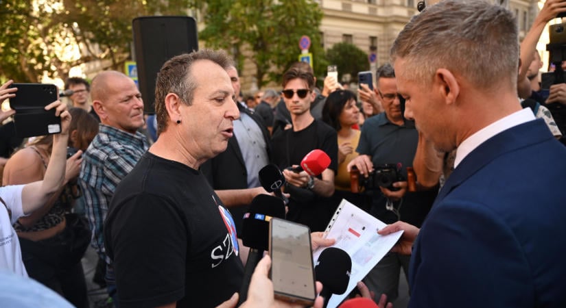 Magyar Péter kiment a tüntetőkhöz, a szociális szféra dolgozói kértek azonnali béremelést