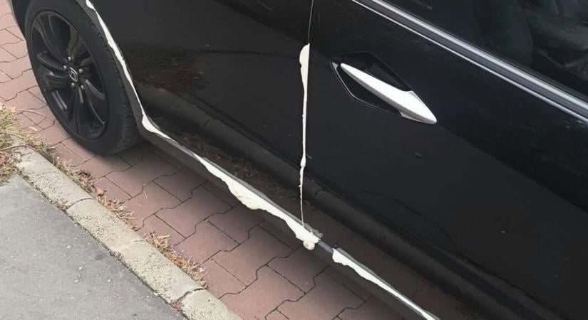 Rejtélyes, és szinte egyedülálló purhabos autós rongálás borzolja a kedélyeket Szolnokon