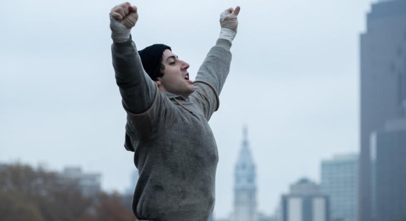 Új előzetes érkezett az Én játszom Rockythoz, amelyben a fiatal Sylvester Stallone makacsul megküzd a filmipar vaskalapos producereivel a Rocky főszerepéért