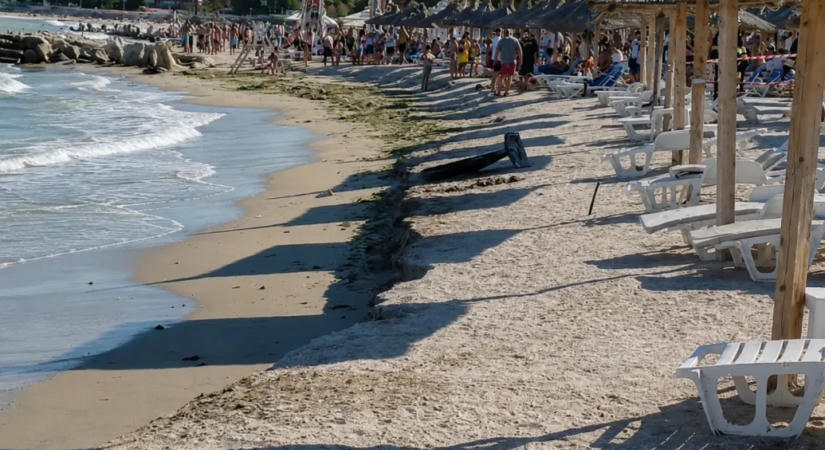 A román csendőrökkel kezdtek balhézni a turisták, miután kisodródott drónroncsok miatt lezárták a tengerpartot