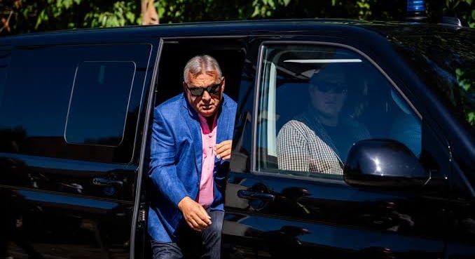 Orbán Viktor kisbusza kék villogóval ment Kötcsére: reagált a belügyminisztérium