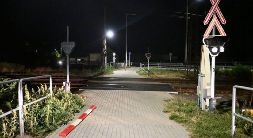 Rollerrel csapta le a sorompót, nagy erőkkel keresi a rendőrség
