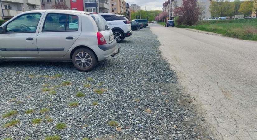 Ezeket a parkolókat jövő héten lezárják Szombathelyen, tilos autóval megállni