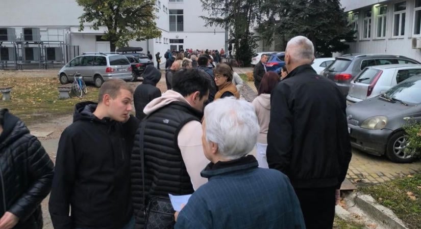 Újvidéken már nyitás előtt megjelentek a szavazópolgárok