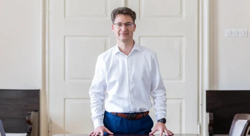 Cser-Palkovics András: Egy süllyedő hajóról lelépni nem feltétlenül szép dolog