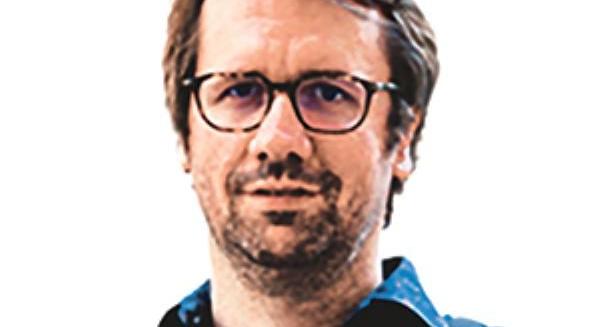 Szétrúgott fej és lábszár