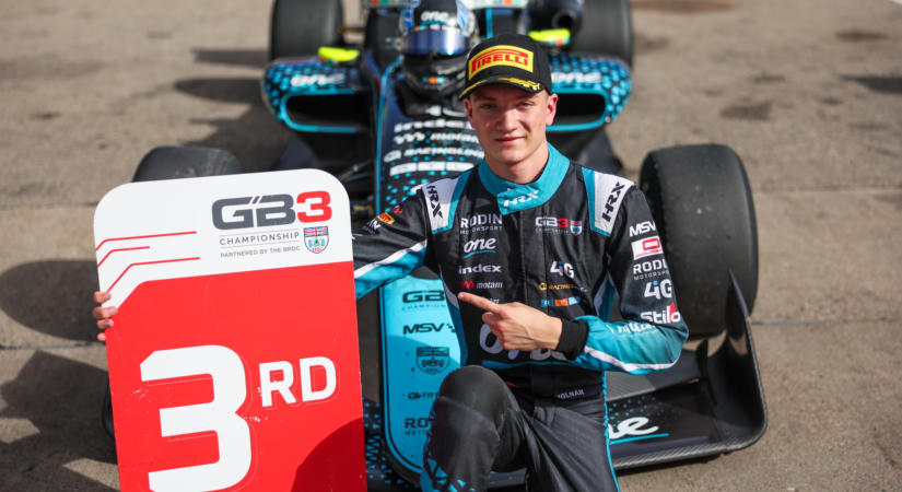 Fontos pontokat mentett az F1-es álmaiért küzdő magyar versenyző, még az éllovason is hozott