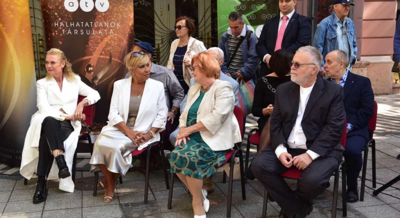 Nem fogod elhinni, kiket ültettek az első sorba! Ikonikus sztárdömping Halhatatlanok Társulatának ünnepélyes lábnyomavatásán