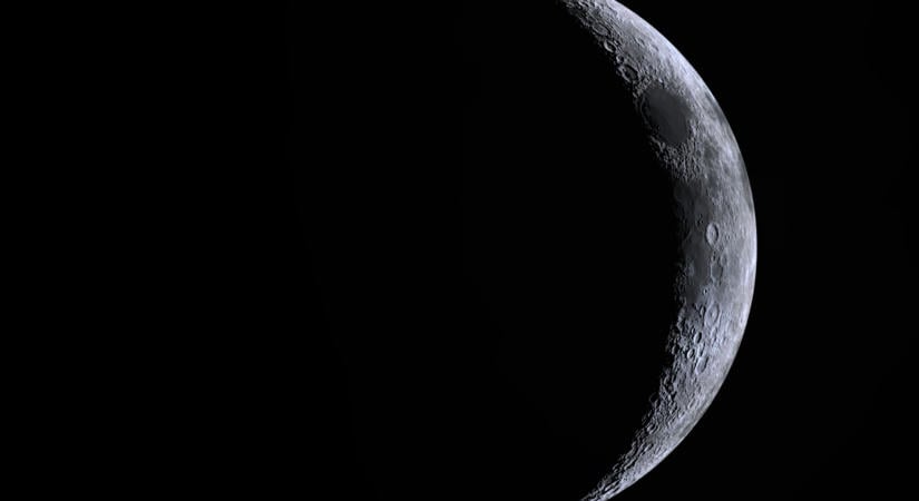 Rejtélyes lyukat vizsgálna a NASA a Hold felszínén