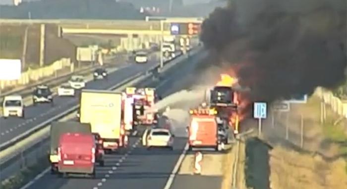 Drámai felvétel arról, ahogy kiégett egy autószállító az M86-oson