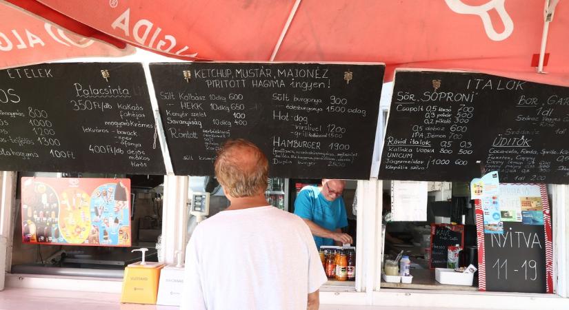 Miért vannak ilyen árak a Balatonnál? Legendás büfés mutatta meg, hogy kérhetnek ennyit egy lángosért vagy hamburgerért – videó