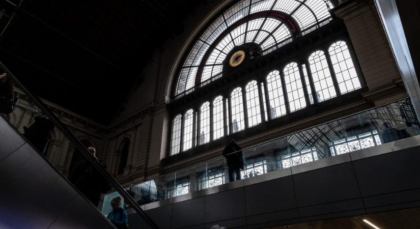 400 utas hagyott el egy füstölő vonatot a Keleti pályaudvaron