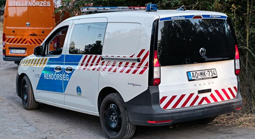 Árokba borult egy autó az 53-as főúton: kórházba szállították a sofőrt  fotók, videó
