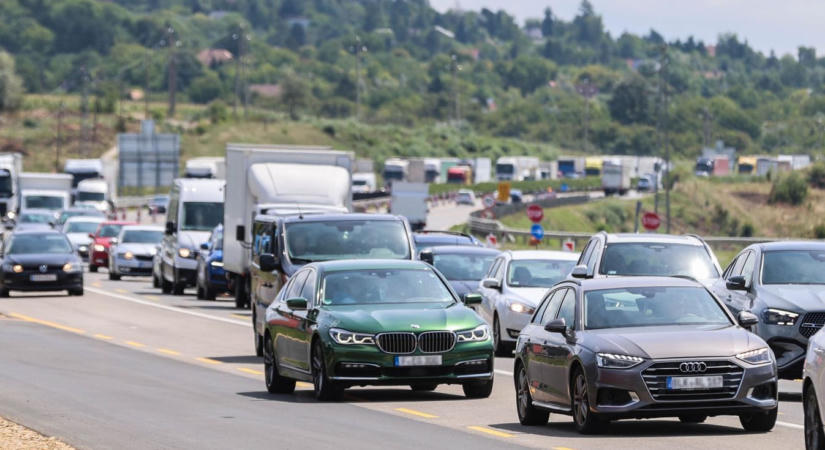 Pályazár és balesetek sora az autópályán - mozgalmas nap hazánk legforgalmasabb útján