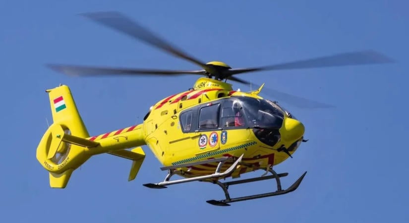 Udvaron élesztette újra édesanyját egy fiatal férfi - mentőhelikopter is érkezett a helyszínre