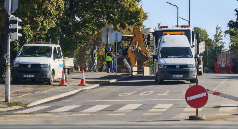 Figyelem! Csőtörés miatt lezárnak egy forgalmas útszakaszt Szombathelyen - fotók