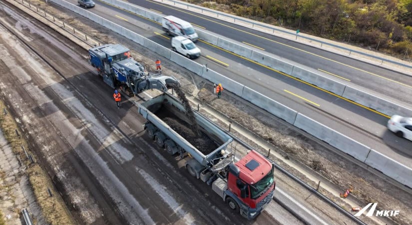 M1-es bővítése - Elkezdték bontani a sztrádát Győr felé - fotók, videó