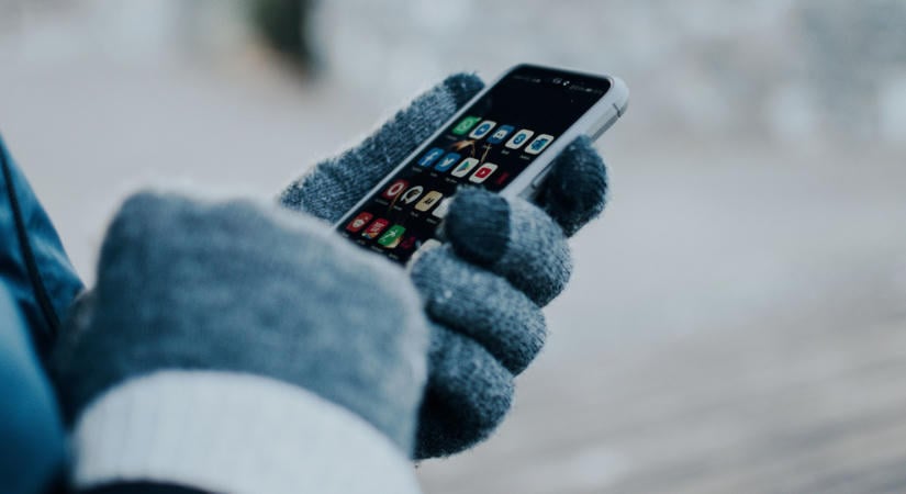 Miért merül le hamarabb a telefon hidegben?