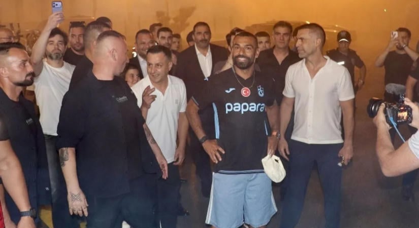 Tetőfokára hágott az őrület, Mohamed Szalah-t rocksztárként fogadták a törökök – videó
