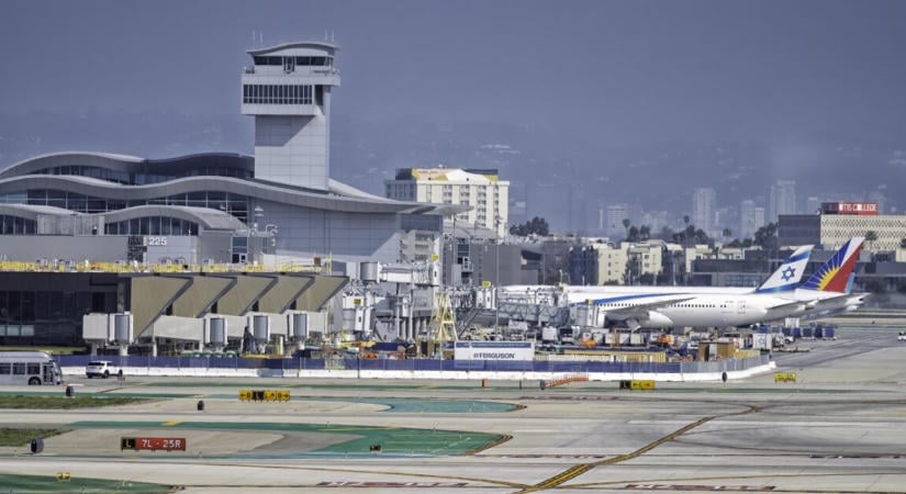 Összeütközött két utasszállító repülőgép a Los Angeles-i repülőtéren