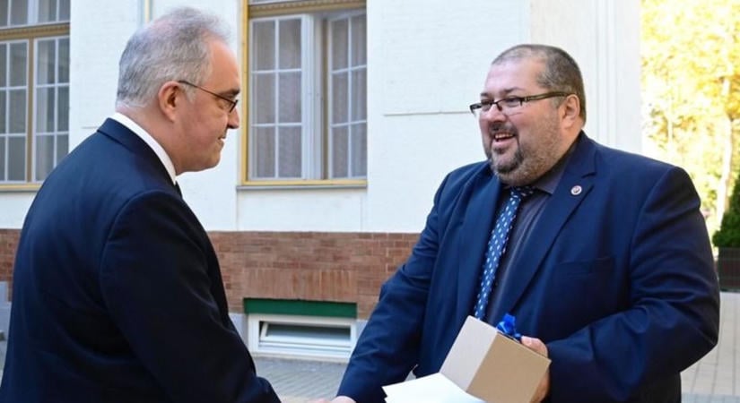 Személyesen mondott köszönetet a lengyel konzul a buszbaleset sérültjeinek debreceni ellátásáért