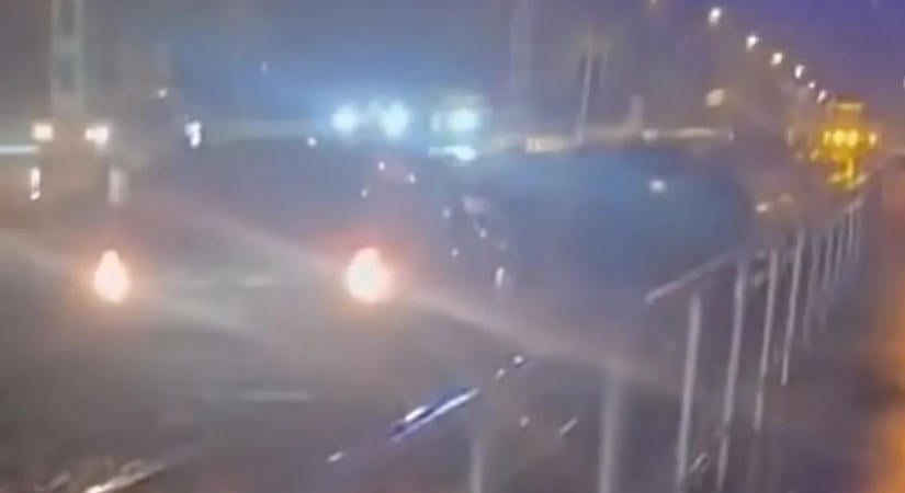 „A GPS behozott ide” – két autó is fennakadt villamossíneken Budapesten – videó