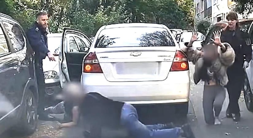 Menekülés a Hungária körúton: Füstölni kezdett a kocsi, így ért véget a körözött nő ámokfutása