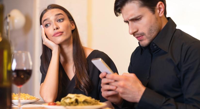 A „phubbing” tönkreteszi a kapcsolatokat – Íme, a szakértő tanácsa: ezt tegyük