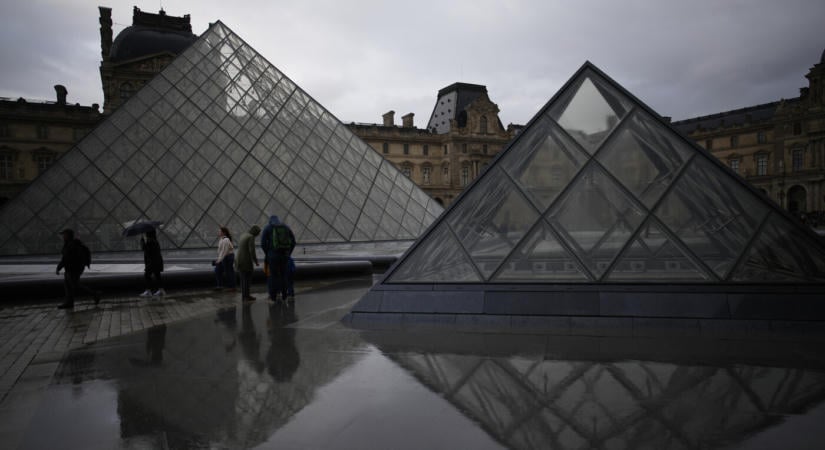 A Louvre-ban őrizetbe vettek két német állampolgárt, mert festményeket akasztottak a falra