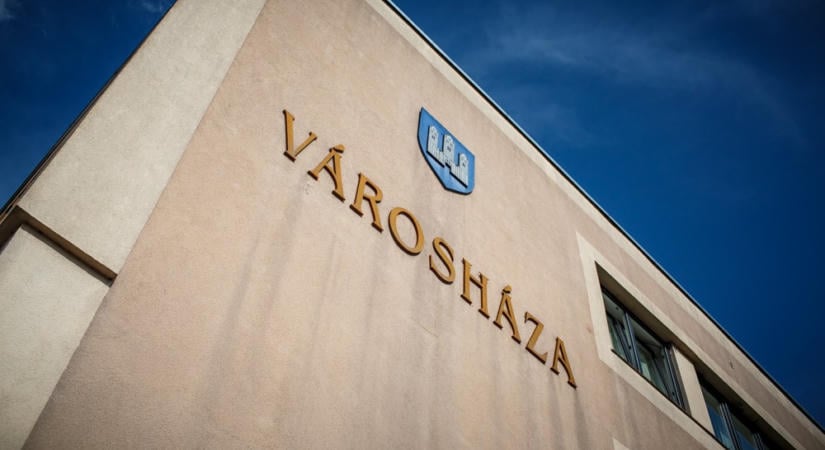 Több mint 2 és fél éve nyomozza a rendőrség a csepregi önkormányzatnál felmerült sikkasztási ügyet