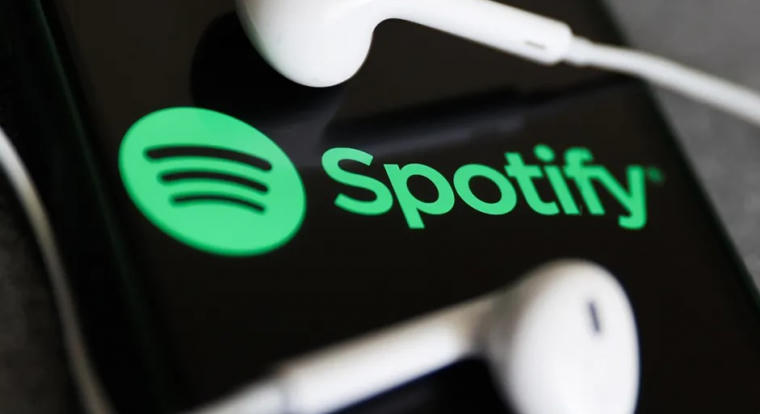 Börtönbe került az a felhasználó, aki 8 millió dollárt keresett azzal, hogy botokkal streameltette a Spotifyra feltöltött AI-zenéjét